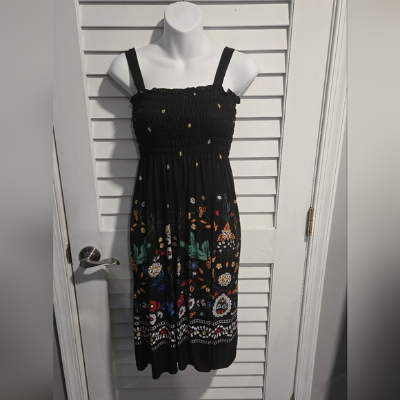 Dresses & Skirts - Chic Black Midi Dress with Floral Print